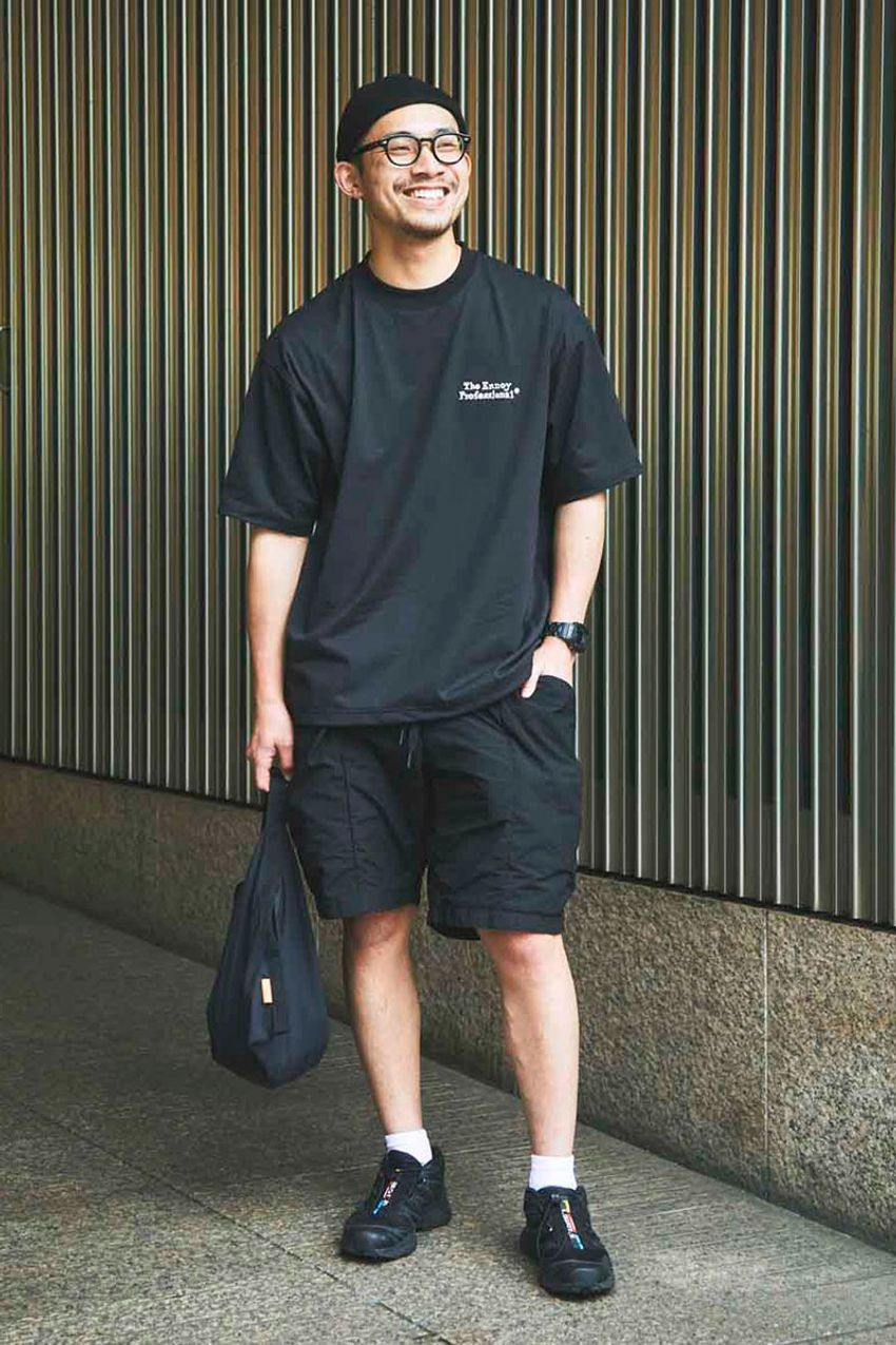 “子ども見え”を回避する最善手！“黒いショーツ”で大人っぽくキメた街角の3名 - 2枚目の画像