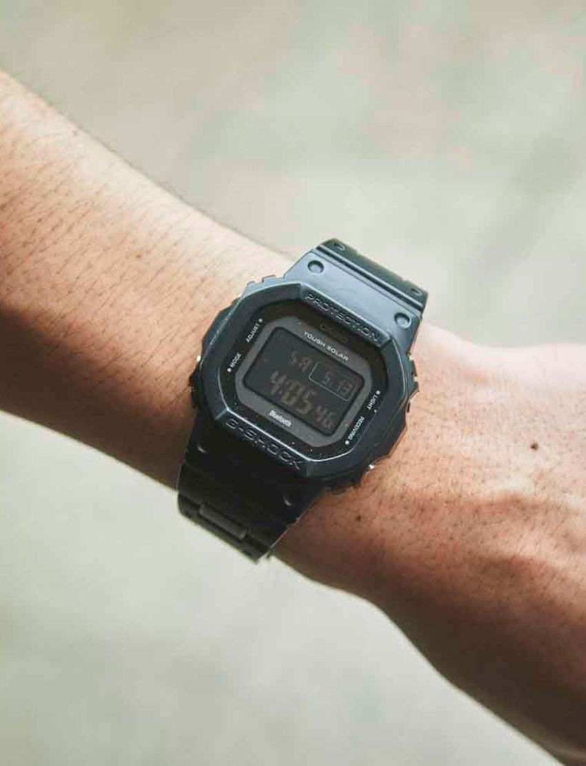 “子ども見え”を回避する最善手！“黒いショーツ”で大人っぽくキメた街角の3名 - 3枚目の画像