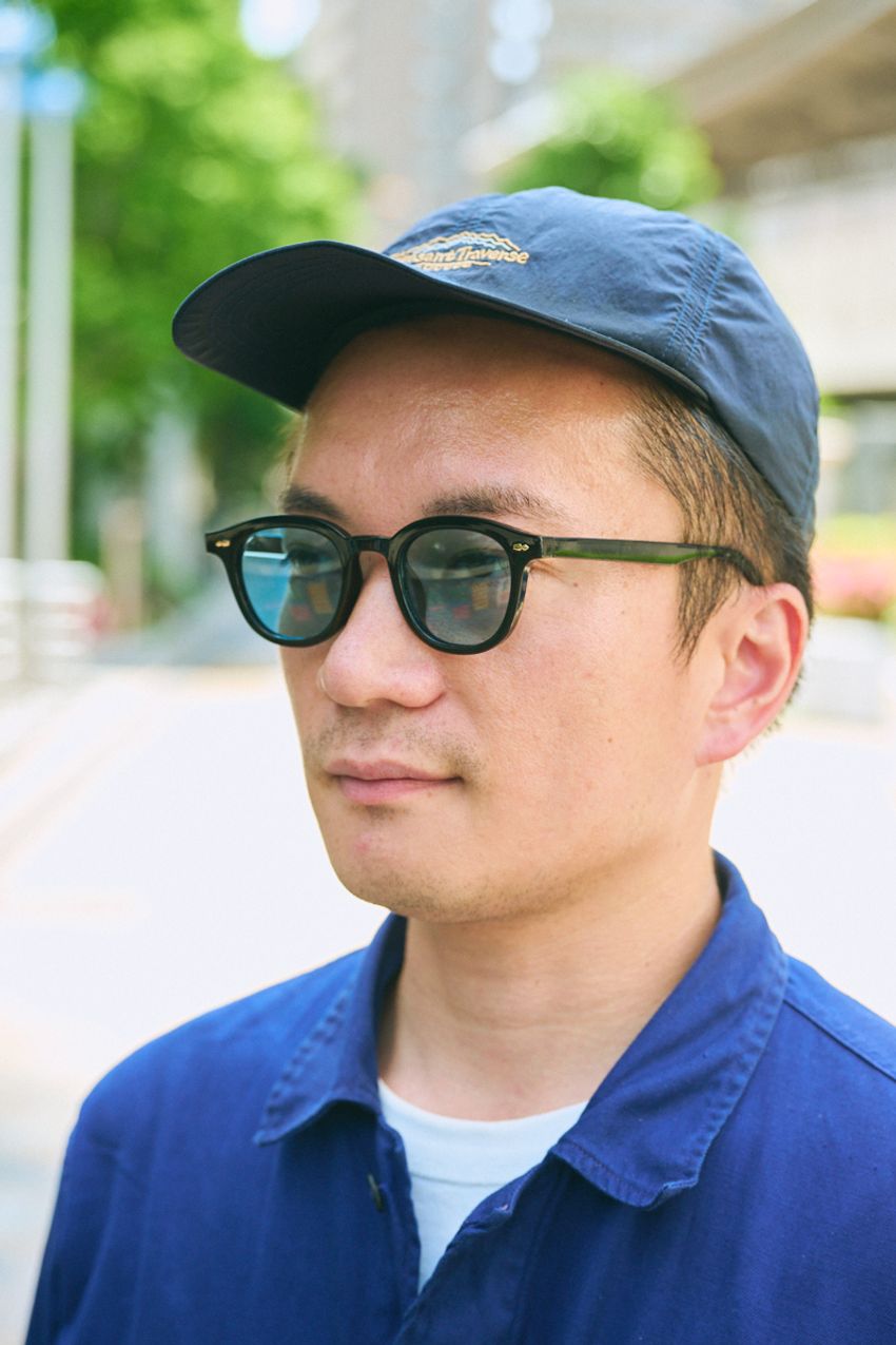 “子ども見え”を回避する最善手！“黒いショーツ”で大人っぽくキメた街角の3名 - 10枚目の画像