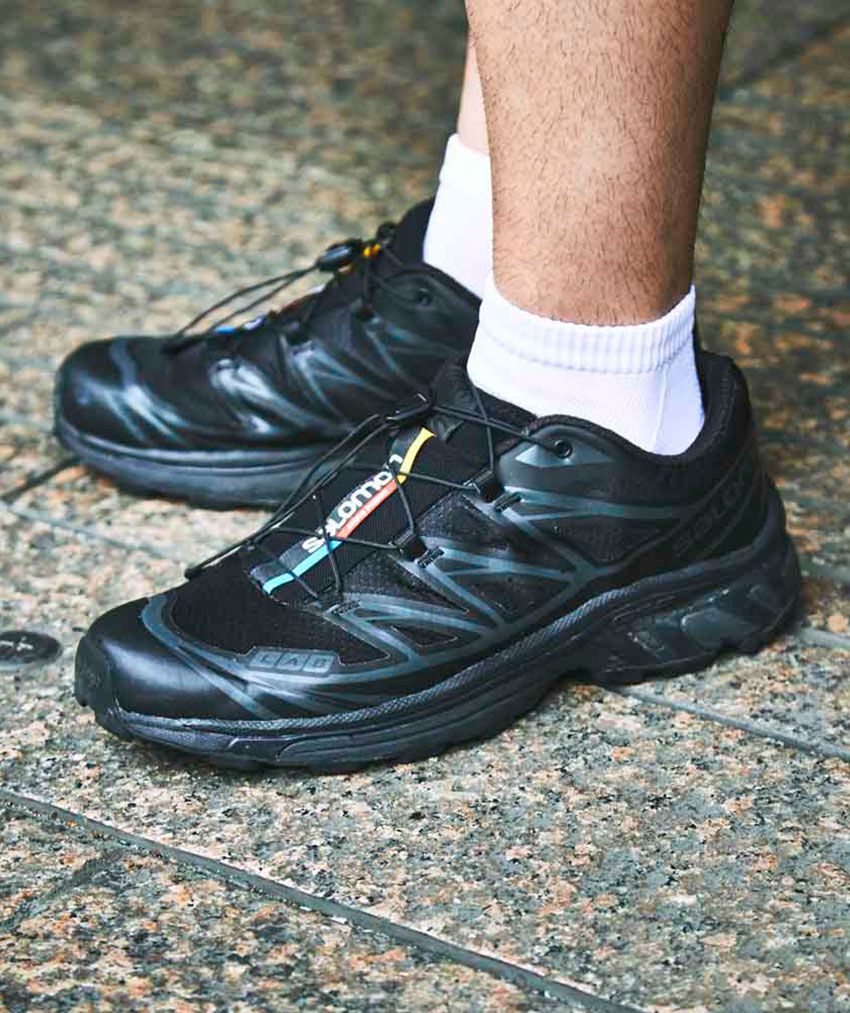 “子ども見え”を回避する最善手！“黒いショーツ”で大人っぽくキメた街角の3名 - 4枚目の画像