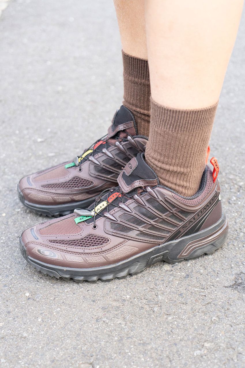 “子ども見え”を回避する最善手！“黒いショーツ”で大人っぽくキメた街角の3名 - 8枚目の画像