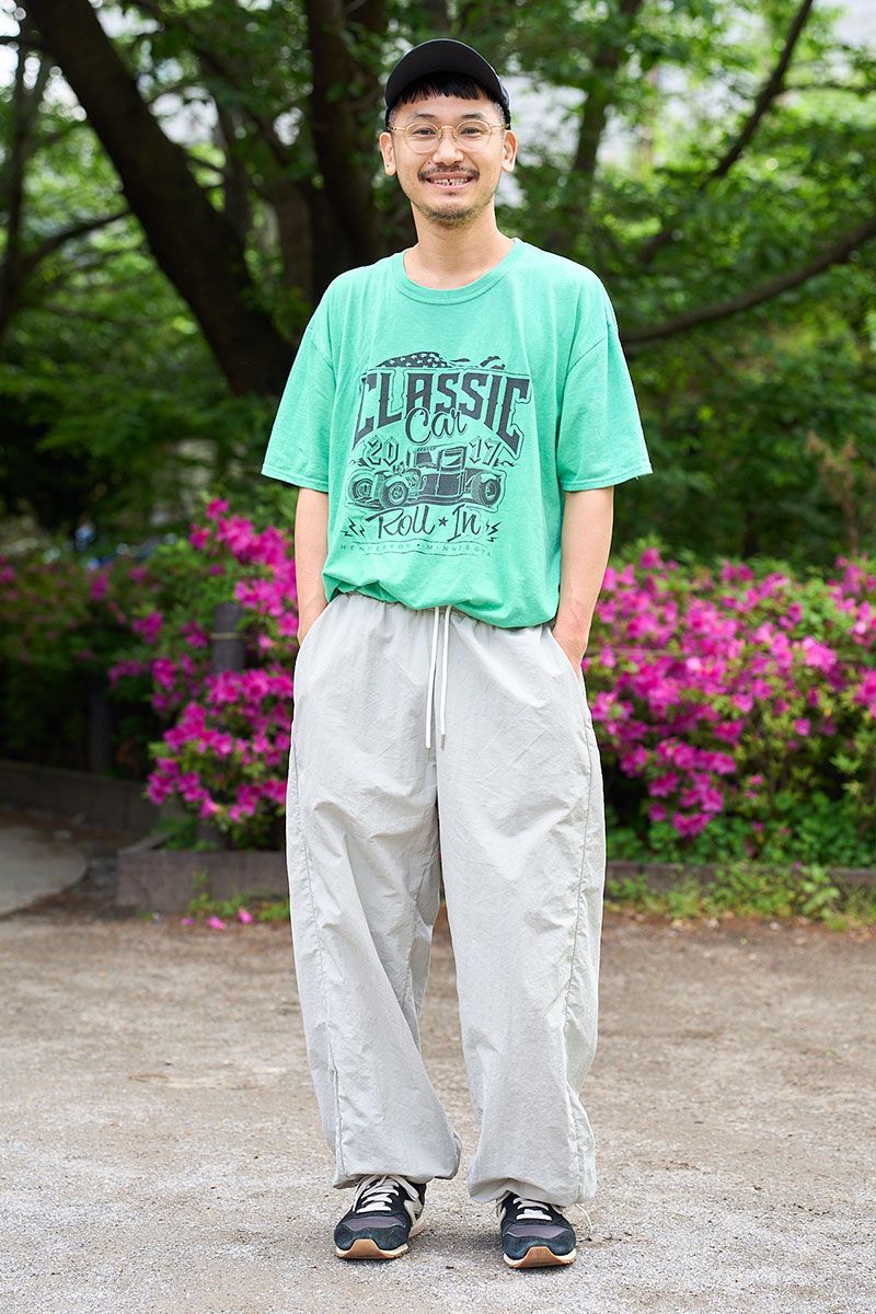 Tシャツ、パンツ=古着 シューズ=ニューバランス 帽子=シュプリーム 眼鏡=カーニー