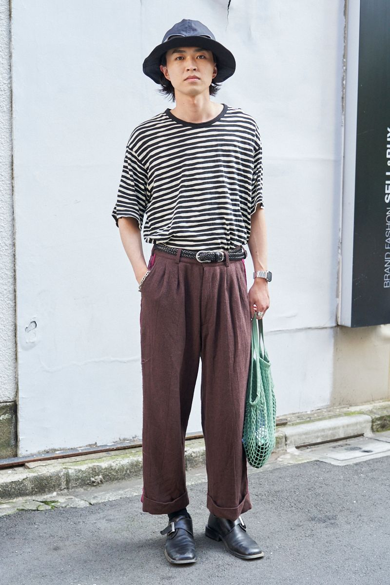 Tシャツ＝ヨウジヤマモト　パンツ＝ストロベリーロボット　シューズ＝古着　帽子＝ハンティズム　眼鏡、ブレスレット、リング＝すべて不明　バッグ＝無印良品　腕時計＝アップル  