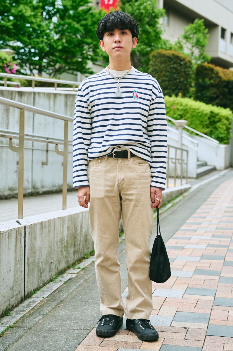 Tシャツ=メゾンキツネ パンツ=シシクイ シューズ=メゾンマルジェラ バッグ=プラダ ネックレス=ファウンドリーミューズ ブレスレット=エルメス リング=ティファニー