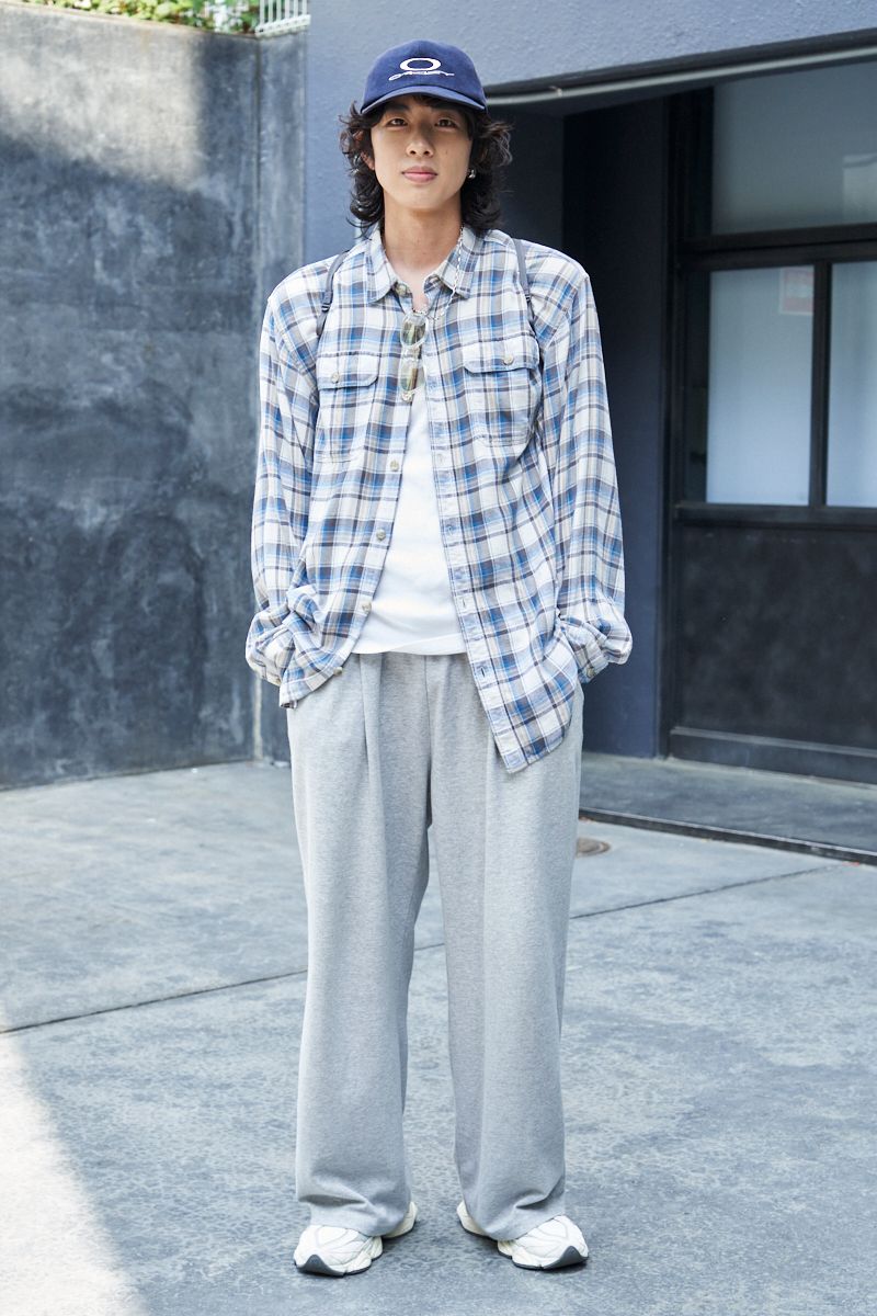 シャツ＝エディーバウアー　カットソー＝ユニクロ　パンツ＝ライクザモスト　シューズ＝ニューバランス　帽子、リング＝ともに古着　眼鏡＝ブラン　バッグ＝モンベル　ピアス＝不明　ネックレス＝ゴールディ  