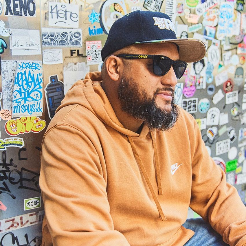 ショットガンダンディ（ShotGunDandy）●HIPHOP翻訳家。幼少期から沖縄で育ったマルチリンガルのアメリカ人。HIPHOPの深い知識を活かして楽曲の和訳やスラング、メッセージやリリックの意味などをYouTubeなどで解説し話題を呼んでいる。ビートサンプラーバトル「King of Flip 2023」ではベスト4入り。Instagram：@shotgundandy X：@ShotGunDandymk3