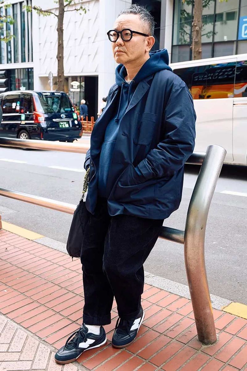 GUのパーカのコーデ例。ネイビーパーカの上に同色のジャケットを纏い、上品なスタイルを作り上げた。ワイドなサイズ感で揃えた、適度な緩さがいい意味での脱力感を生む。