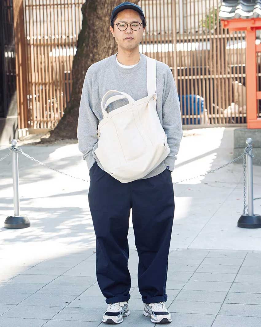 グレースウェットに、軽やかな素材のネイビーパンツ。ドメブラを巧みに使い分け、肩掛けトートをアクセ代わりにしたスポーティなワンツーだ。