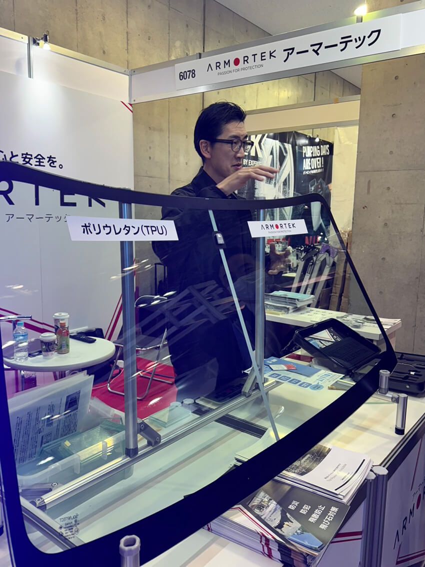 以前イベントで、ウチの会社で開発、発売しているアーマーテック（ガラスに貼ると強度が増して割れにくくなるフィルム）のデモンストレーションをしました。