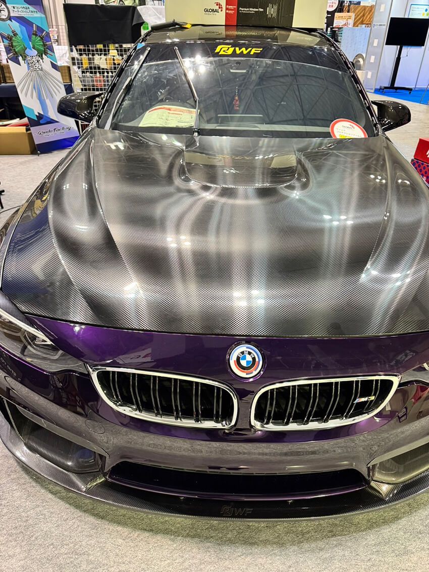 元色がパープルのBMW 3シリーズにカーボンラッピングしています。