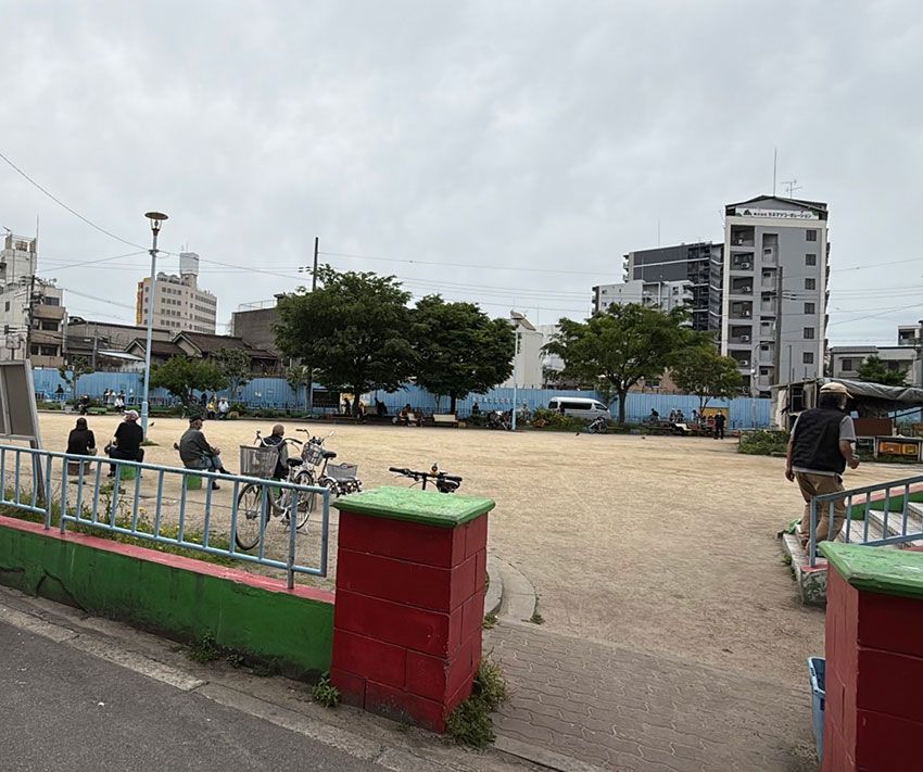 西成の中心的存在、三角公園も今ではすっきりとした印象に。