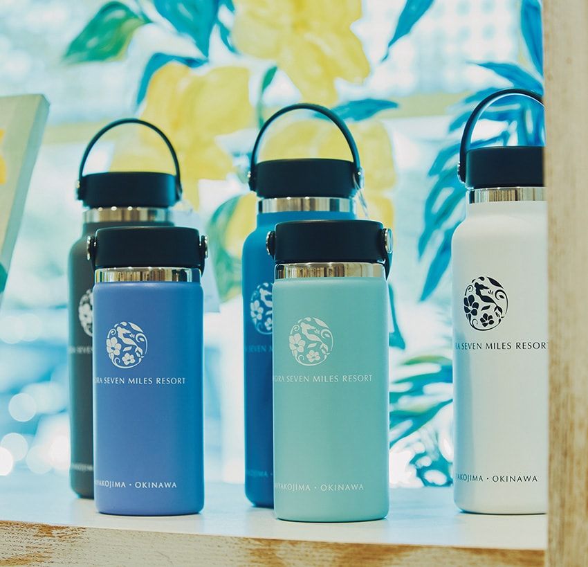 シギラセブンマイルズリゾートのオリジナルロゴが入った、限定のハイドロフラスク。お土産としてもおすすめ。4400円［473ml］、5940円［946ml］／ともにシギラビーチマリンショップ
