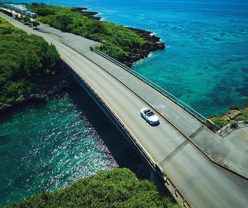 安全運転でお楽しみあれ。南西楽園レンタカー メルセデスSLCクラス・1万6000円〜。