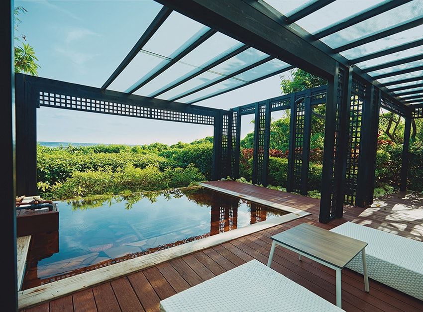 日量800トンという湯量の天然源泉を使った「シギラ黄金温泉」。水着で入るジャングルプールや海が望める展望風呂、写真のような専用の露天風呂を備えたプライベートルームなど、多彩な温泉が楽しめる。プライベートルーム 1時間30分・8800円。