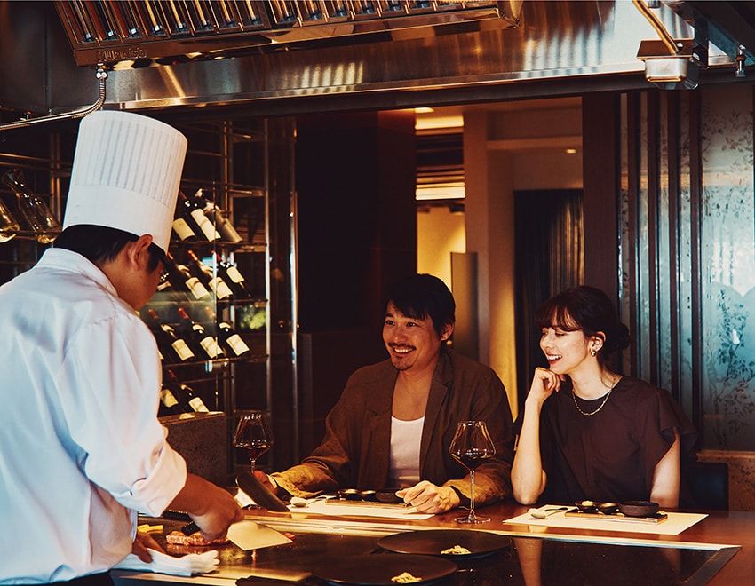 絶品の宮古牛は外せない！［左］ジャケット6万500円／イレーヴ　03-5785-6447 ［右］ワンピース5万5000円／イレーヴ　03-5785-6447、イヤリング9350円／デミルクス ビームス、ネックレス1万8700円／アイソレーション（ともにデミルクス ビームス 新宿　03-5339-9070）