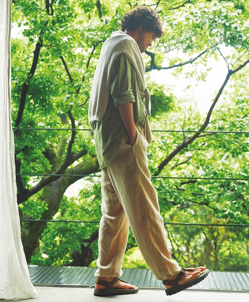 サンダル1万4300円／マリブサンダルズ（シードコーポレーション　054-282-2112）、シャツ4万4000円、パンツ5万9400円、肩に掛けたニット4万4000円／すべてヘリル（にしのや　03-6434-0983）