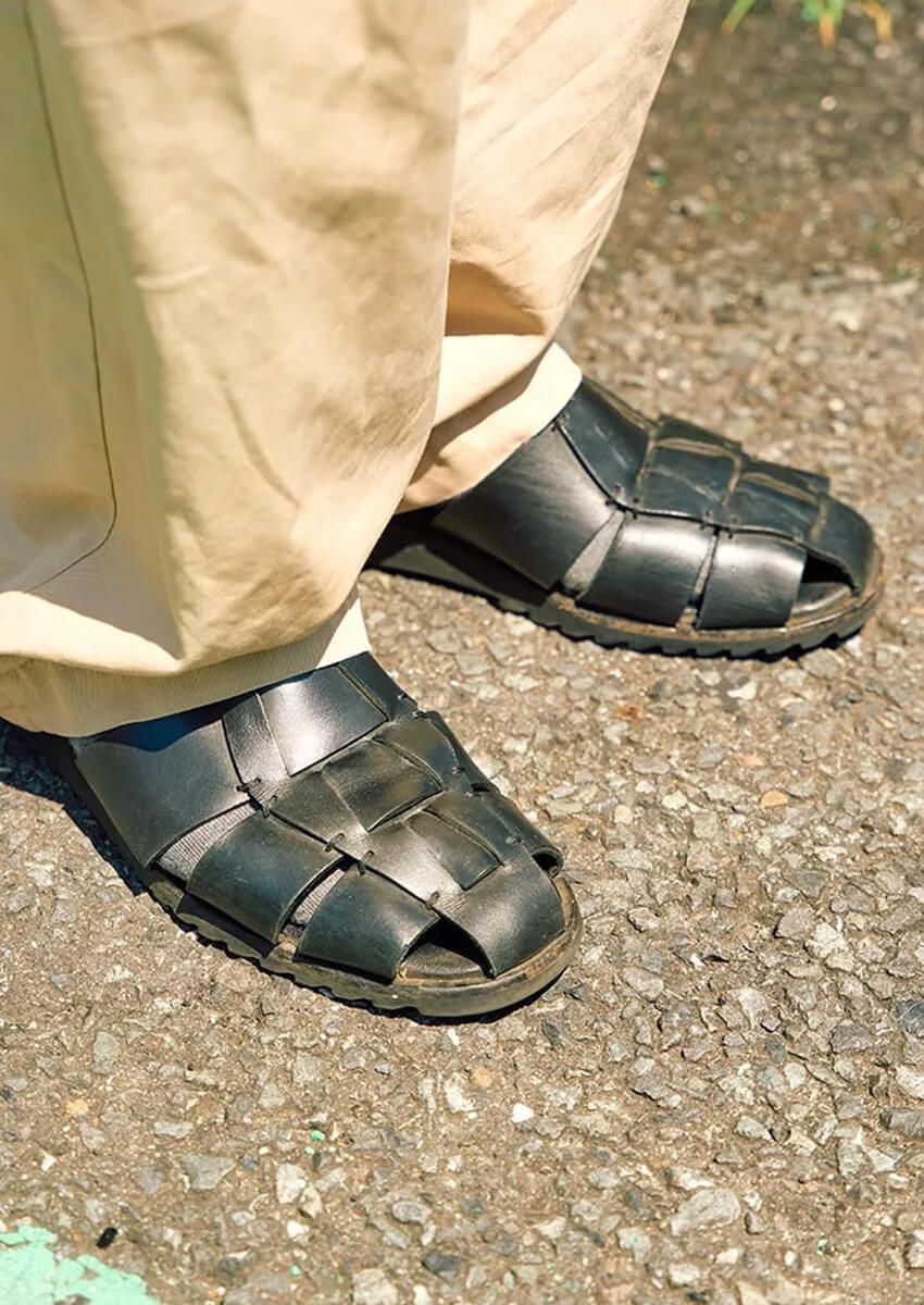 サンダルは「パラブーツ」の黒グルカで大人っぽく！ その効果をスナップ3選で検証 - 1枚目の画像