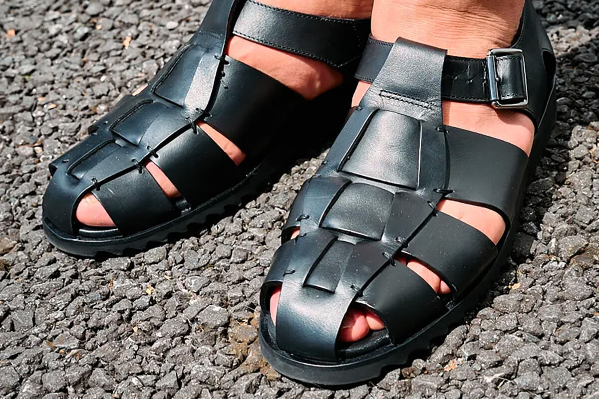 サンダルは「パラブーツ」の黒グルカで大人っぽく！ その効果を