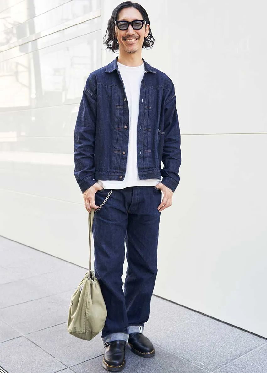 デニムは上下「TCBジーンズ」製。合わせたTシャツはヘインズ。デニムと合わないハズがなく、“究極のべーシック”がここにあり。長すぎず、短すぎずな裾感も完璧だ。