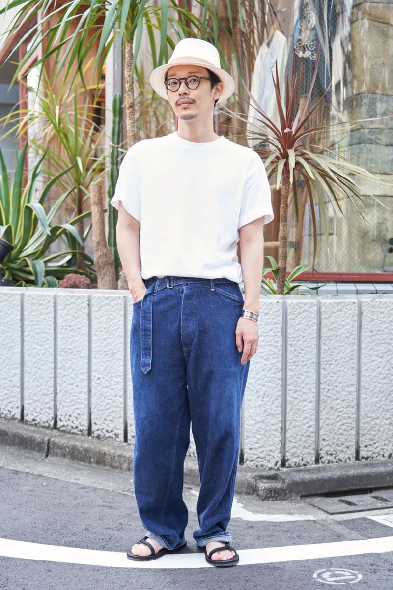 写真は「コモリ」のデニムのコーデ例。白Tをタックインし、品を出しつつジーンズの存在感を活かしたコーディネイトだ