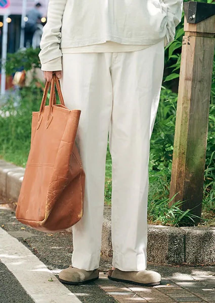 初夏にはきたい“白パンツ”。洒落た3名の愛用ブランドを街角スナップで調査！ - 1枚目の画像