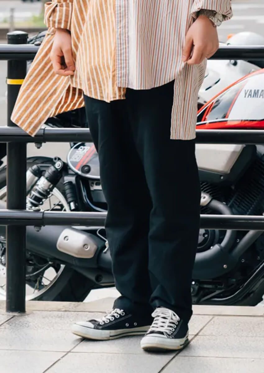 シャツに合う黒パンツはどれだ!?街角スナップでキャッチした大人がリアルに愛用していたのは…… - 1枚目の画像