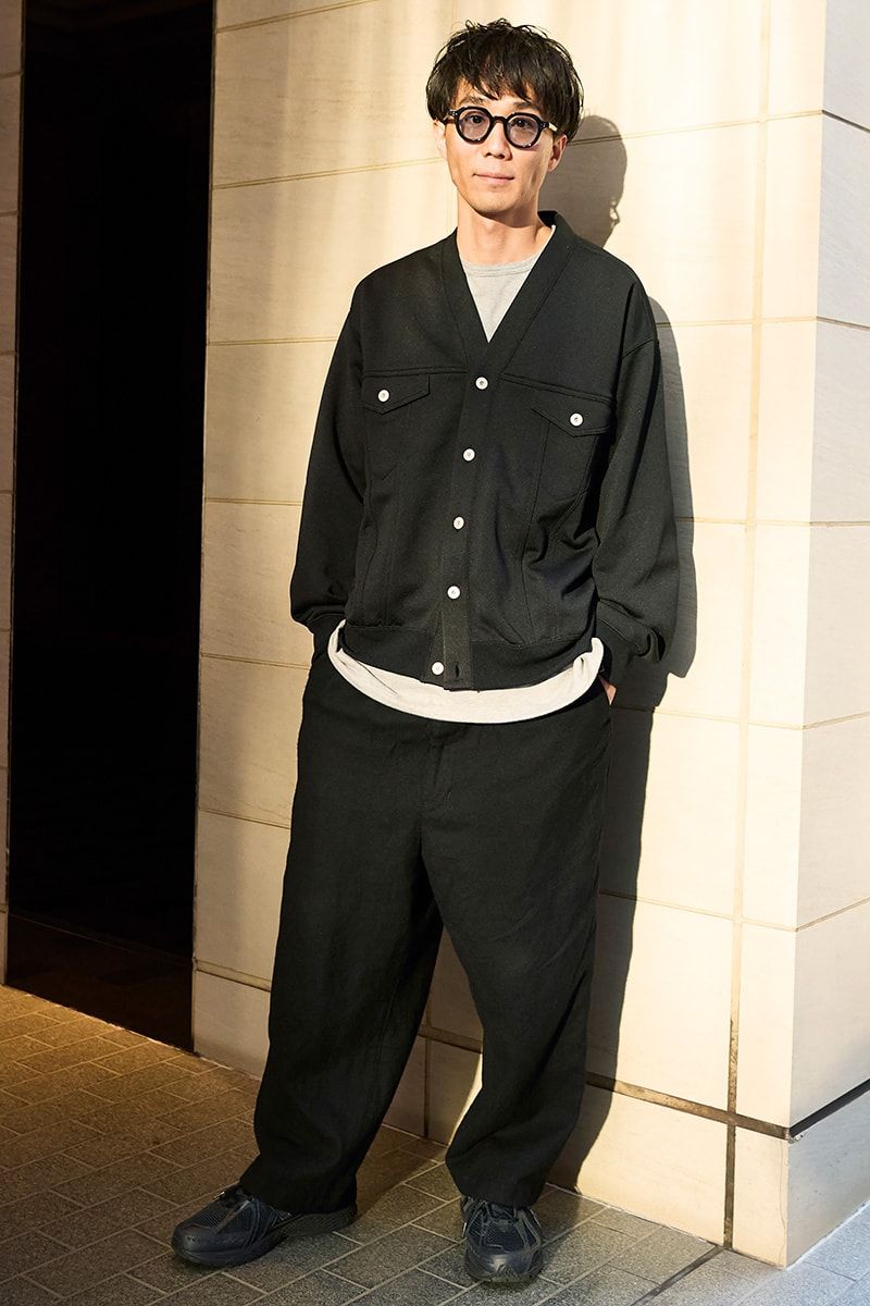 カーディガン、カットソー=ともにコムデギャルソン パンツ=ジュンヤワタナベマン スニーカー=ニューバランス ブレスレット=グッチ リング=アガット