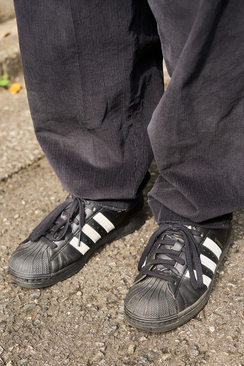 カーディガンは“モノトーン”でシックに！大人のカジュアルスタイルに仕上げた3名 - 6枚目の画像