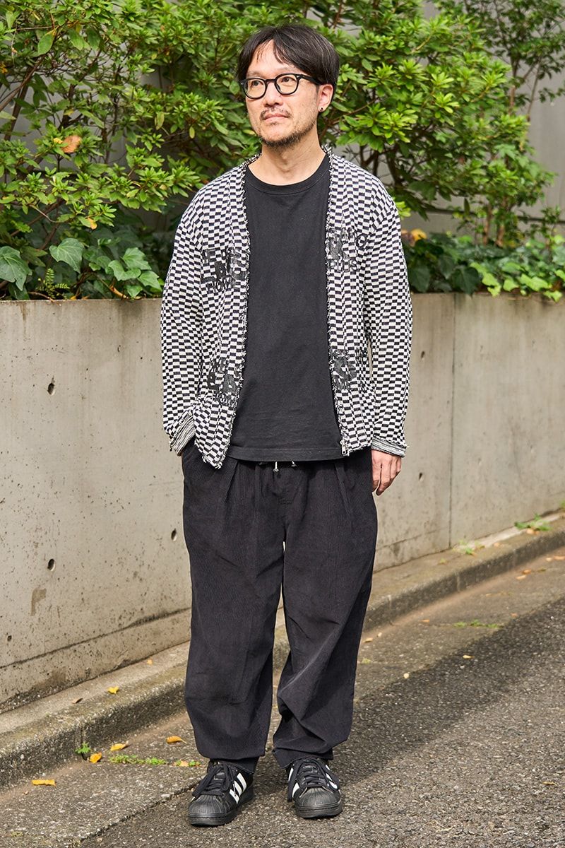 カーディガン=コムデギャルソン Tシャツ=ユニバーサルオーバーオール パンツ=ヨシオクボ スニーカー=アディダス オリジナルス