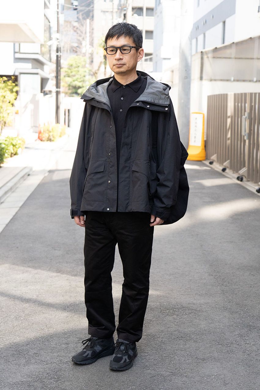 梅雨前にチェックすべき「人と被らない黒いシェル」。街角スナップから3着を厳選！ - 2枚目の画像