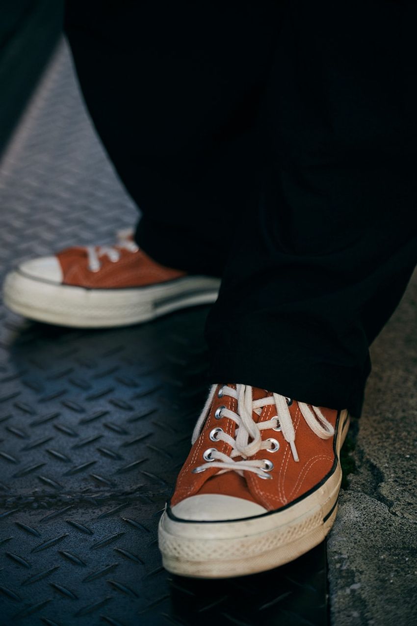 「ロンT＆コンバース」超シンプルなのにめちゃくちゃお洒落な3名のテクニック - 3枚目の画像