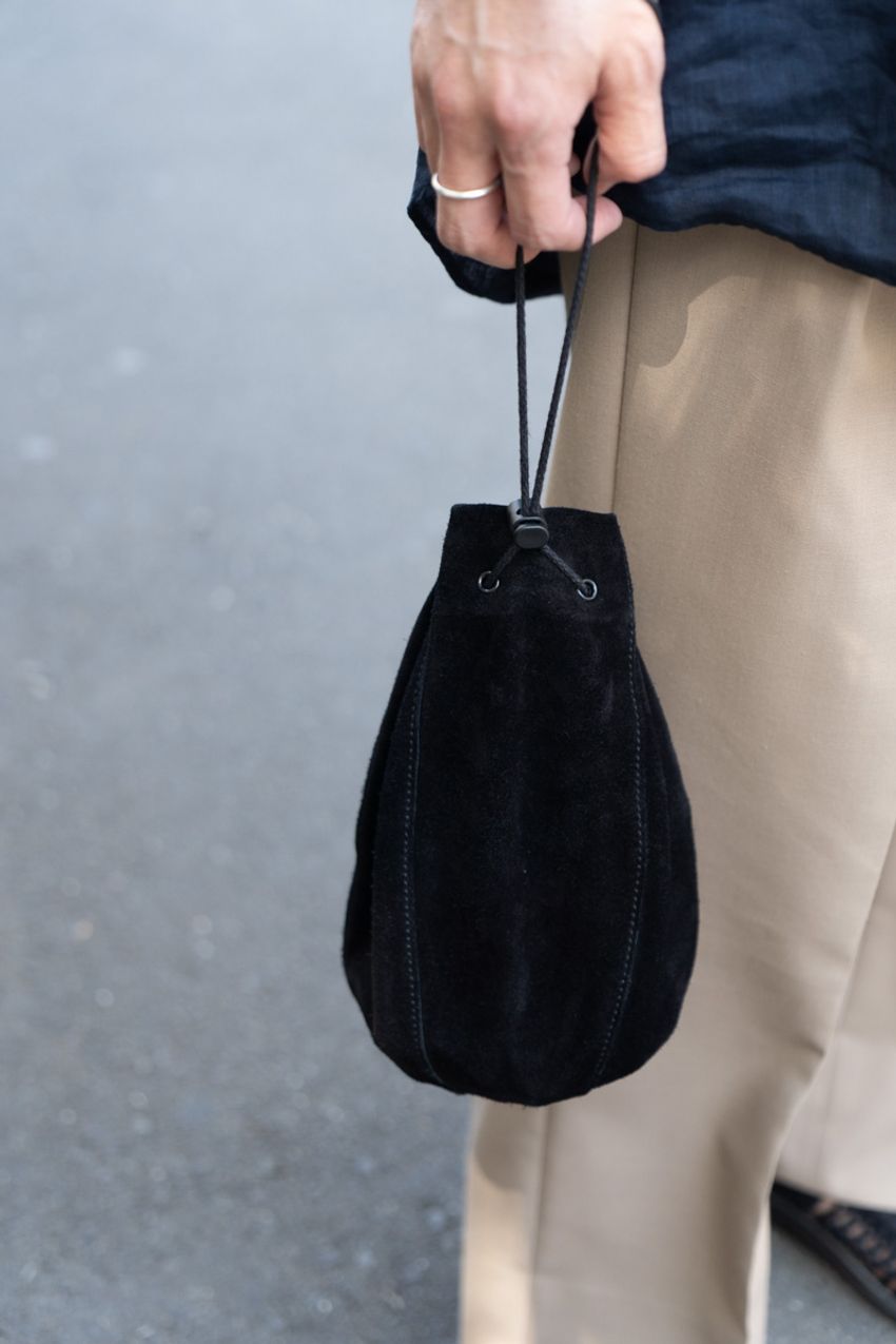 グラフペーパーの“深ネイビー”は大人見えする優秀アイテム！シャツ、Tシャツで取り入れてみた - 3枚目の画像