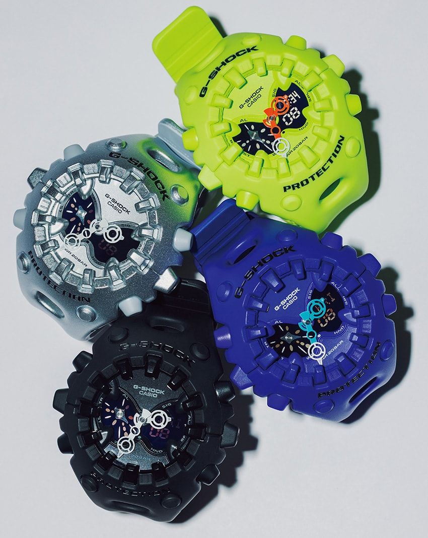 外装パーツに加えて個性を発揮するのは、やはりその顔つきだ。アナログとデジタルのコンビタイプ。フルスクリーン液晶の上にオープンワークのダイヤルを重ね、大型アナログ針を配置。きわめて斬新なデザインだが、ツールウオッチとしての機能も完璧。優れた耐衝撃性能は言うに及ばず、20気圧防水、約10年の電池寿命を実現。樹脂ケース、縦49.1×横58.2mm、クオーツ。各2万1450円（シルバーのみ2万3100円）／Gショック（カシオ計算機