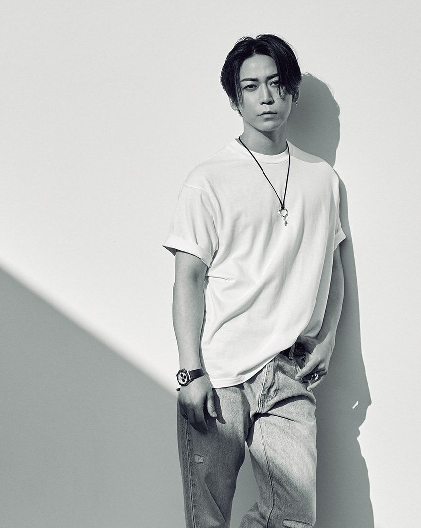 Tシャツ1万8150円、ネックレス４万1800円／ともにインサイド・ミー　inside23.com、デニム1万5400円／リーバイス（リーバイ・ストラウス ジャパン　0120-099-501）、ベルト6万9300円／HTC（スタンダード カリフォルニア　03-3770-5733）、その他は本人私物