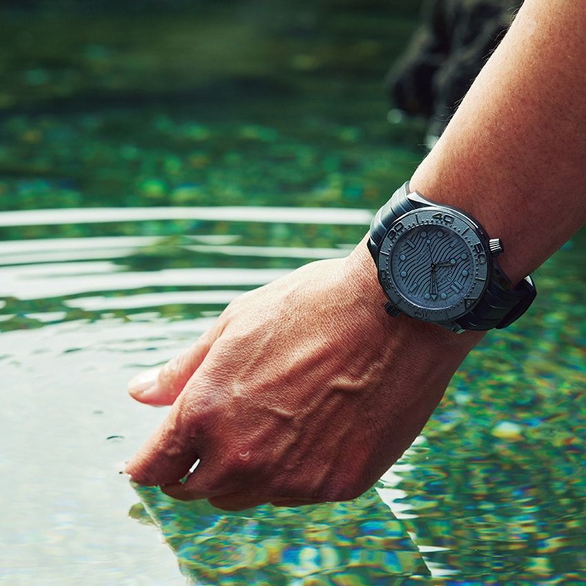 腕時計 ブラックセラミックケース、43.5㎜径、自動巻き。146万3000円／オメガ　0570-000087