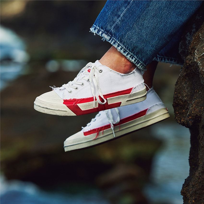 スニーカー3万3000円／ディーゼル（ディーゼル ジャパン　0120-55-1978）