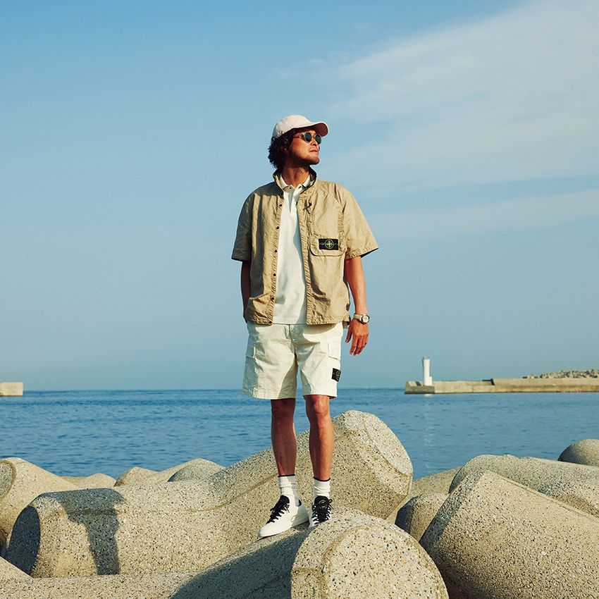 シャツ8万3600円、ポロシャツ4万6200円、ショーツ7万2600円、スニーカー8万2500円、キャップ3万3000円／すべてストーンアイランド（ストーンアイランドジャパン　0120-988-943）、サングラス5万2800円／モスコット（モスコット トウキョウ　03-6434-1070）、腕時計116万6000円／オメガ　0570-000087