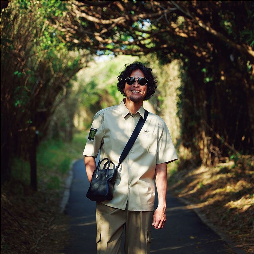 シャツ8万2500円、パンツ15万4000円、バッグ18万1500円／すべてフェラガモ 、サングラス6万8200円／フェラガモ アイウェア（ともにフェラガモ・ジャパン　0120-202-170）