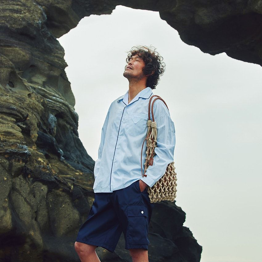 シャツ22万5500円、バッグ29万7000円［ともに予価］、ショーツ参考商品／すべてプラダ