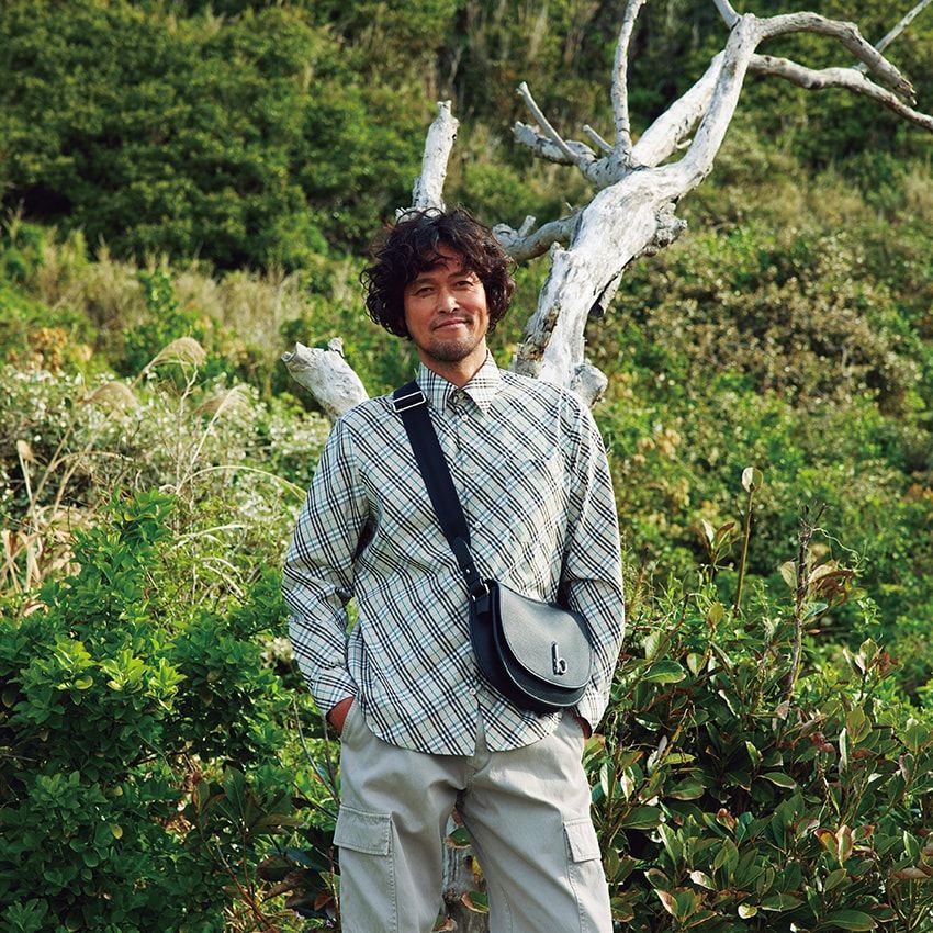 シャツ11万円、ショーツ15万6200円、バッグ28万500円／すべてバーバリー（バーバリー・ジャパン