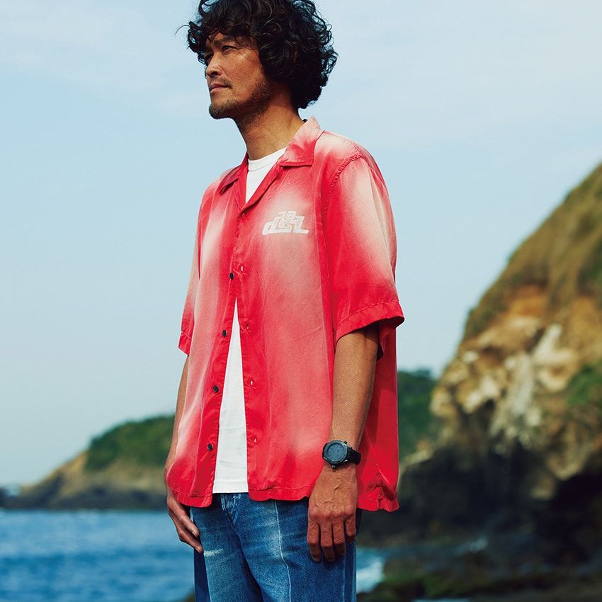 シャツ4万6200円、Tシャツ1万4300円、デニム5万7200円／すべてディーゼル（ディーゼル ジャパン　0120-55-1978）、腕時計146万3000円／オメガ　0570-000087