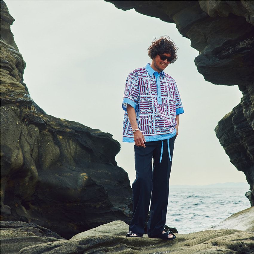 シャツ20万3500円、パンツ18万1500円、サンダル15万4000円、サングラス7万3700円、ブレスレット5万6100円／すべてグッチ