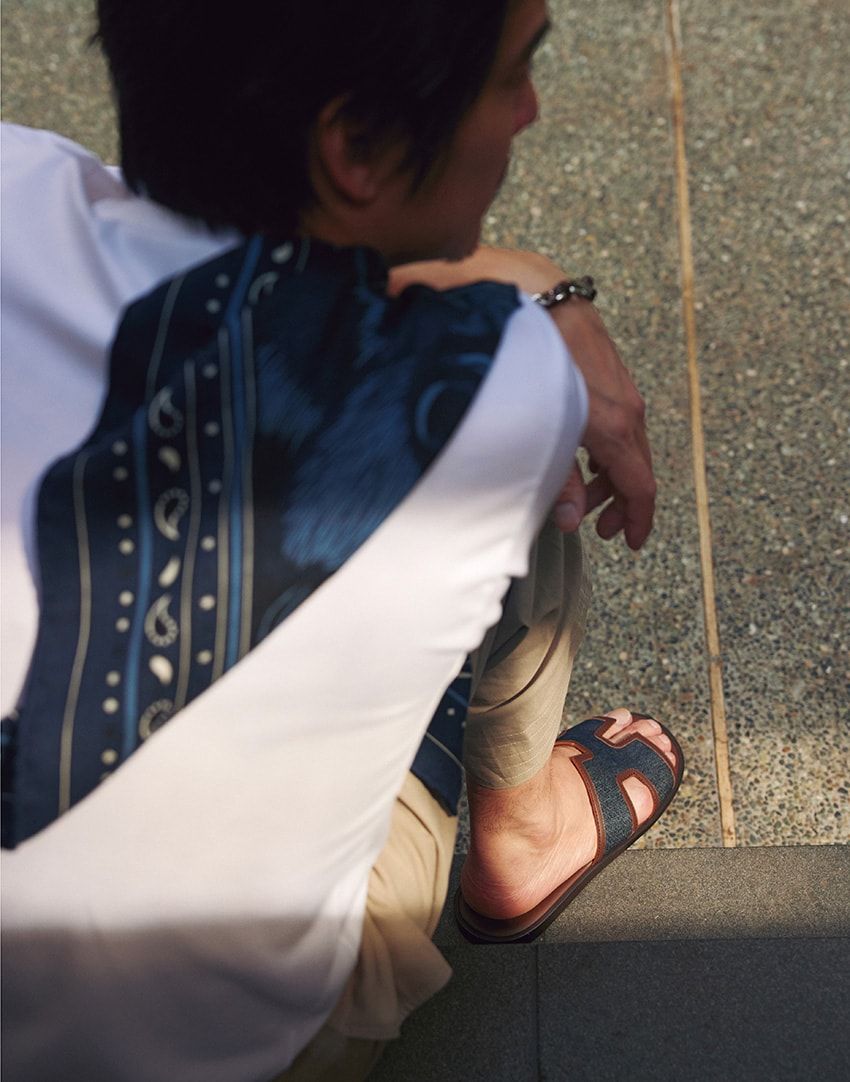 サンダル14万1900円、パンツ18万1500円、スカーフ8万1400円、ブレスレット40万9200円／すべてエルメス（エルメスジャポン