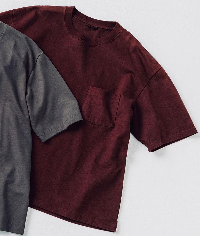 硬く重厚なコットン地が大胆で美しいワイドシルエットを描き出すポケットTシャツ。それでいて、しっとり心地のいい肌触り。2万4200円／オーラリー