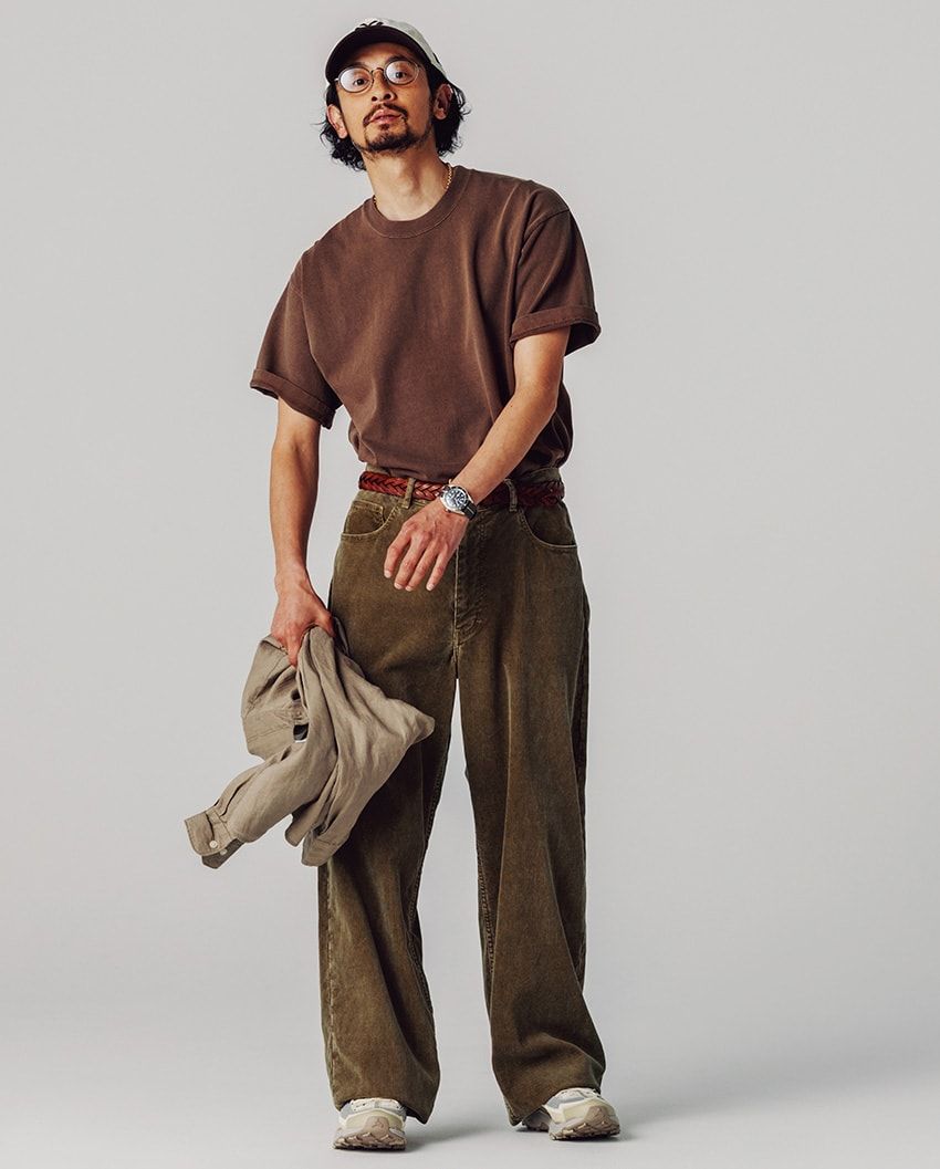 オーガニックコットンを用い、ざっくりと編み立てたボディは程良くゆったり＆ドライ。製品染めとウォッシュ加工を施すことで自然なフェード感を表現した。Tシャツ1万2100円［7月発売予定］／RHC（RHC ロンハーマン　0120-008-752）パンツ4万9500円／オーラリー　03-6427-7141、スニーカー2万2000円／ザ・ノース・ェイス（ゴールドウインカスタマー　0120-307-560）、キャップ4620円／ニューエラ × シップス（シップス　0120-444-099）、メガネ4万6200円／アイヴァン（アイヴァン 東京ギャラリー　03-3409-1972）、ネックレス10万4400円／トムウッド（トムウッド 青山店　03-6447-5528）、ベルト2990円、手に持ったシャツ3990円／ともにユニクロ　0120-170-296、腕時計58万5200円／チューダー（日本ロレックス / チューダー　0120-929-570）