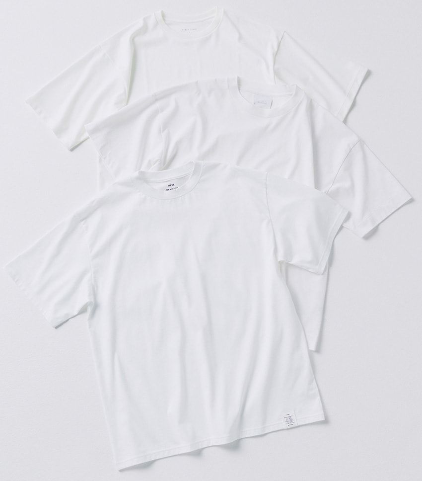 ［手前］リラクシングなシルエットにして、ほんのりツヤをたたえた滑らかな風合いが品の良さを演出。1万6500円／ハイク（ボウルズ　03-3719-1239）、［中］特殊な構造で紡績されたヘビーコットンが爽やかな着心地を提供。袖口＆裾の幅広ステッチもさりげないアクセントに。1万2100円／スローン（ザ ショップ スローン 新静岡セノバ店　054-266-7241）、［奥］シルキーな肌触りや光沢感、伸縮性を持ち、透けにくく型崩れにも強いなど魅力たっぷり。8800円／パブリック トウキョウ　03-6629-2337