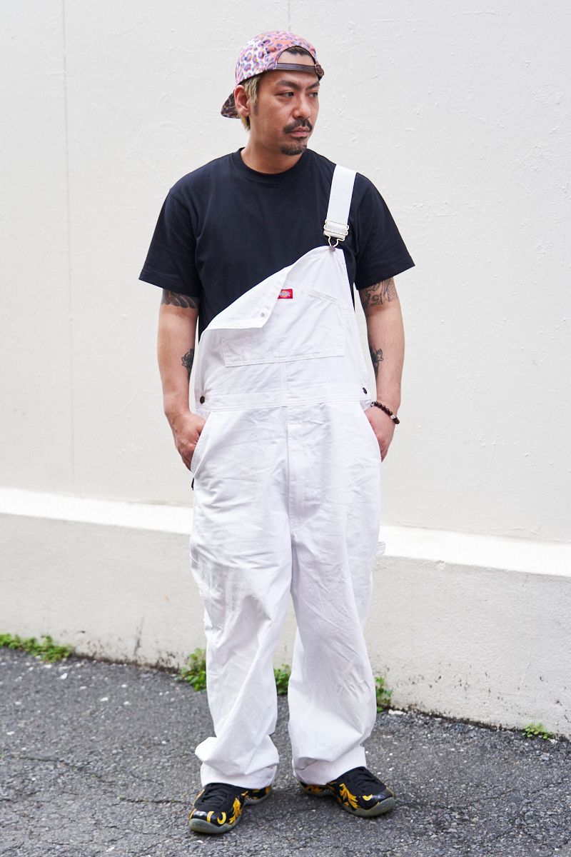Tシャツ=ヘインズ オーバーオール=ディッキーズ シューズ=ナイキ × シュプリーム 帽子=シュプリーム