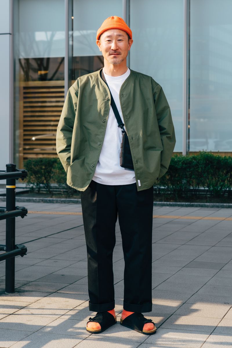 ジャケット=ダブルタップス Tシャツ=ヘインズ パンツ=ビームス シューズ=ビルケンシュトック 帽子、靴下=ともにロトト バッグ=ヘリノックス 腕時計=ロレックス バングル=ラリースミス