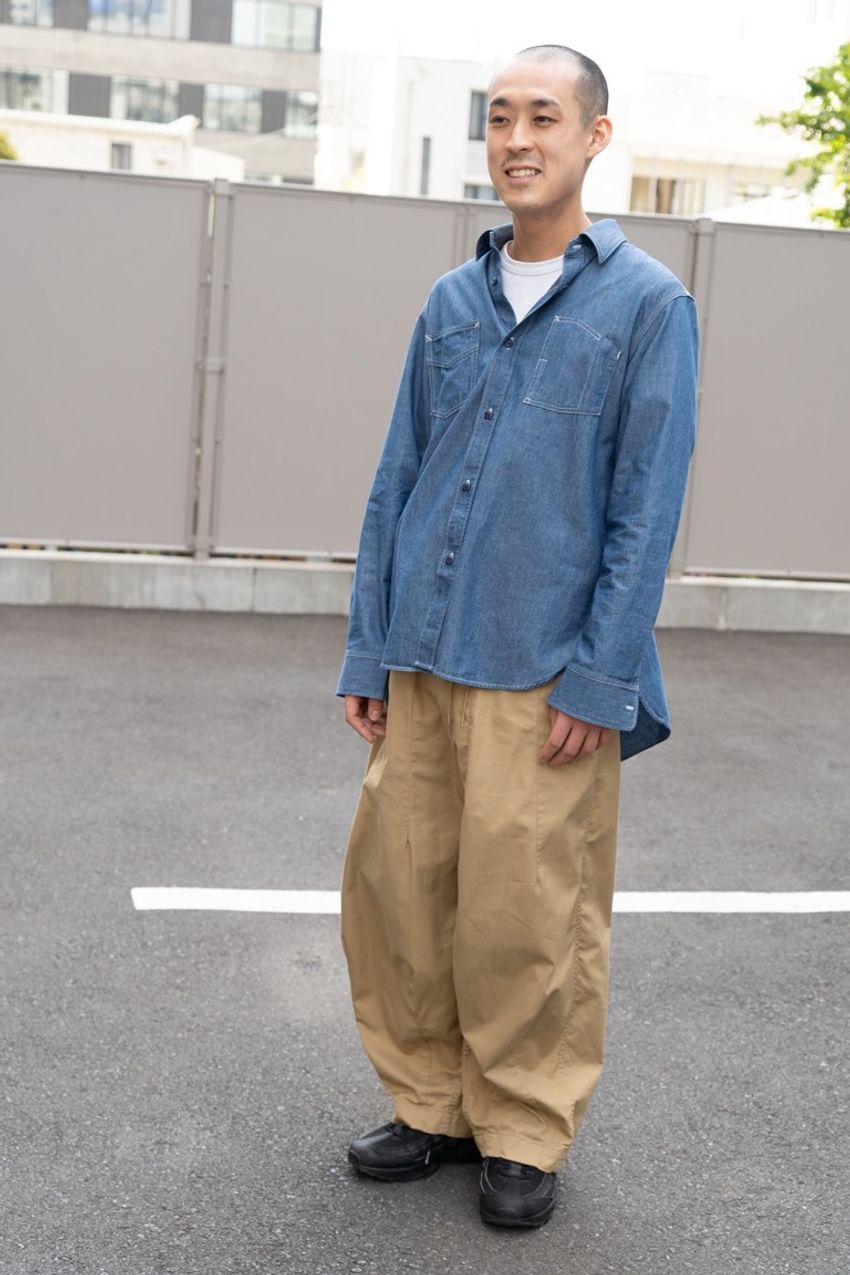 ゆったりめの“ベージュのパンツ”、どのブランドを、どんなコーデに仕上げるのが正解？ - 6枚目の画像