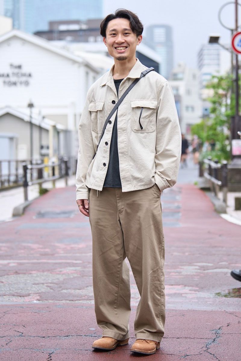 シャツ＝ジェネラルシングス　Tシャツ＝ハー　パンツ＝ユニクロ　シューズ＝ビズビム　眼鏡＝トムフォード　バッグ＝メゾンマルジェラ　腕時計＝ロレックス